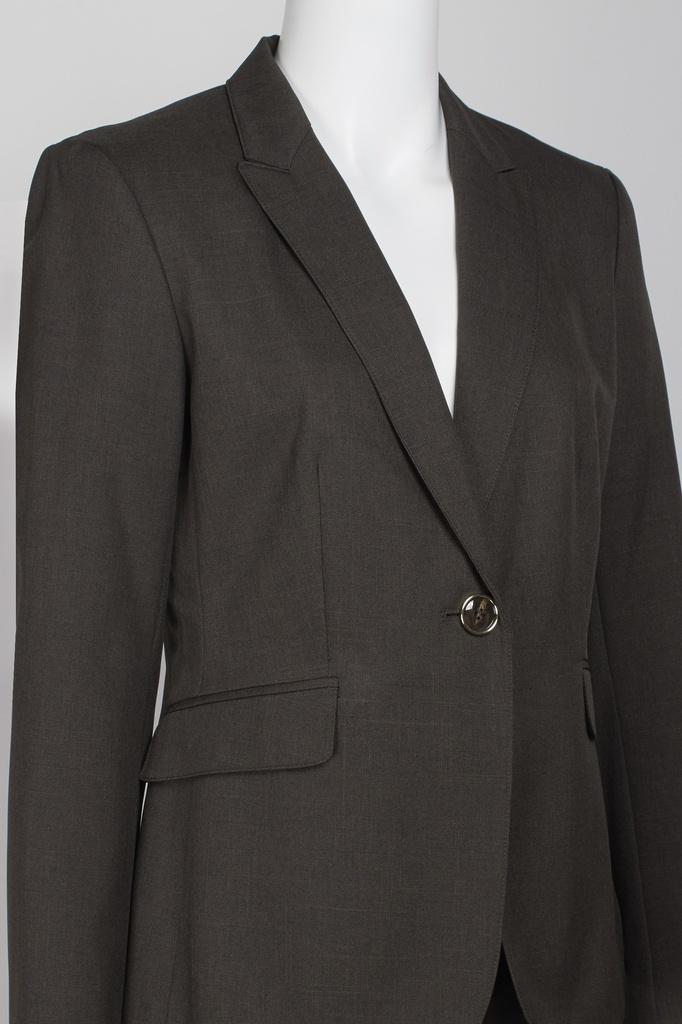 Traje de pantalón y saco con solapa