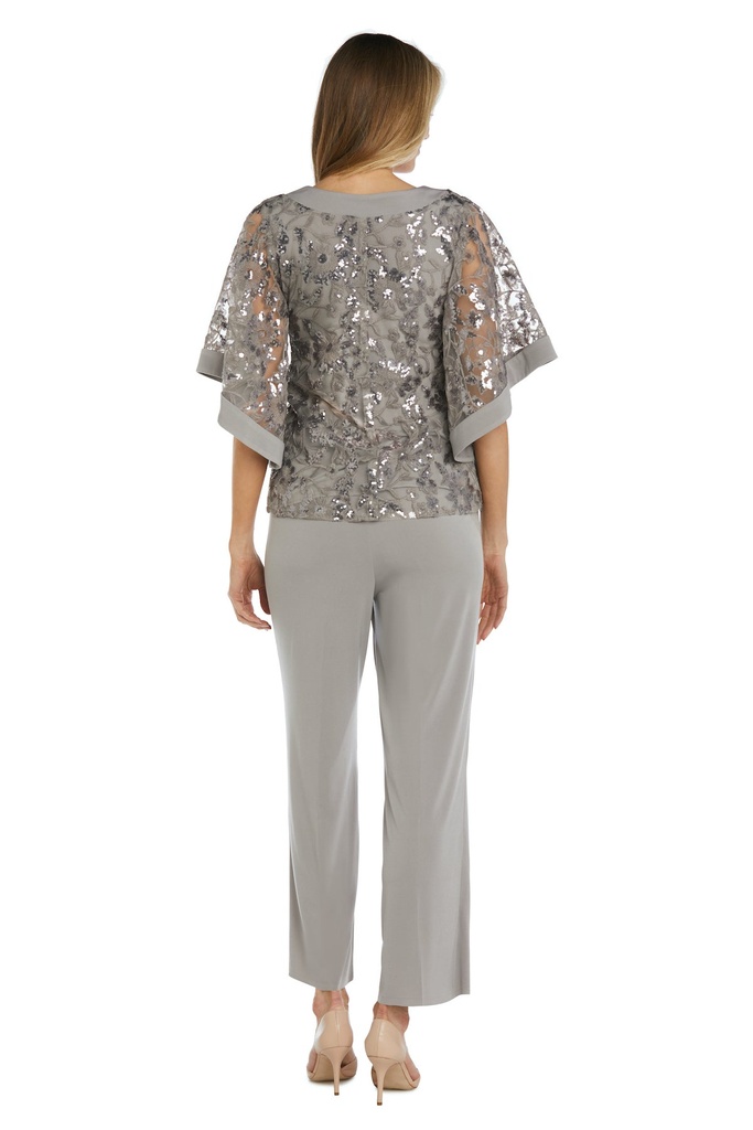 Traje de dos piezas con blusa con manga 3/4 anchas