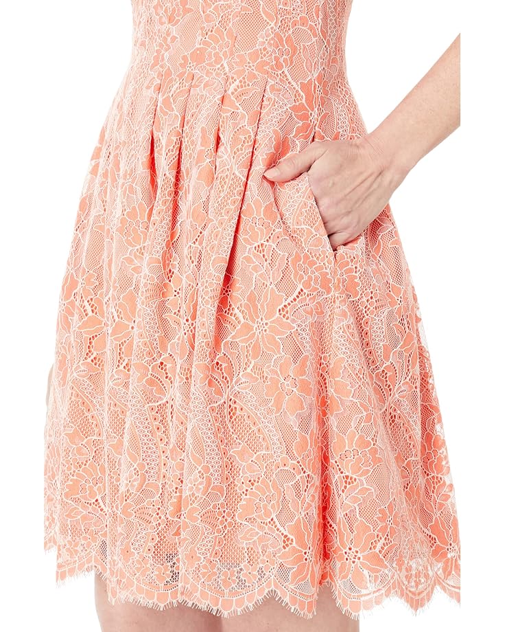 Vestido de encaje con cuello halter