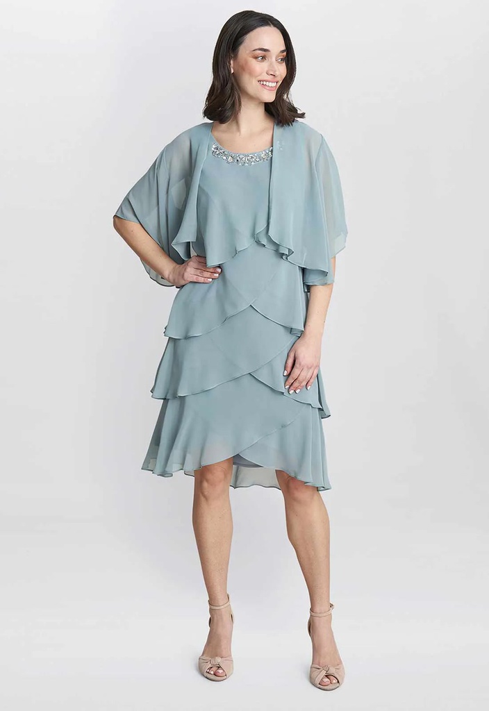 Vestido y chaqueta con capas