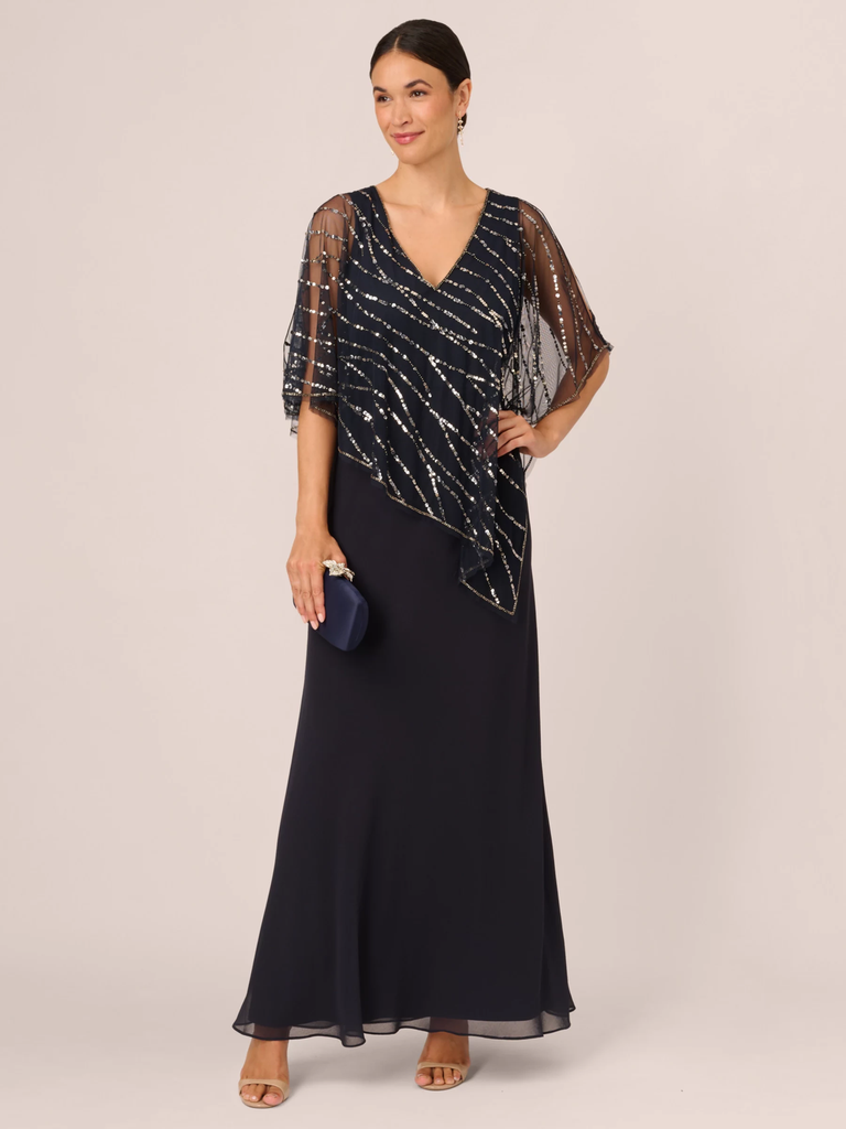 Vestido largo con capa adornada