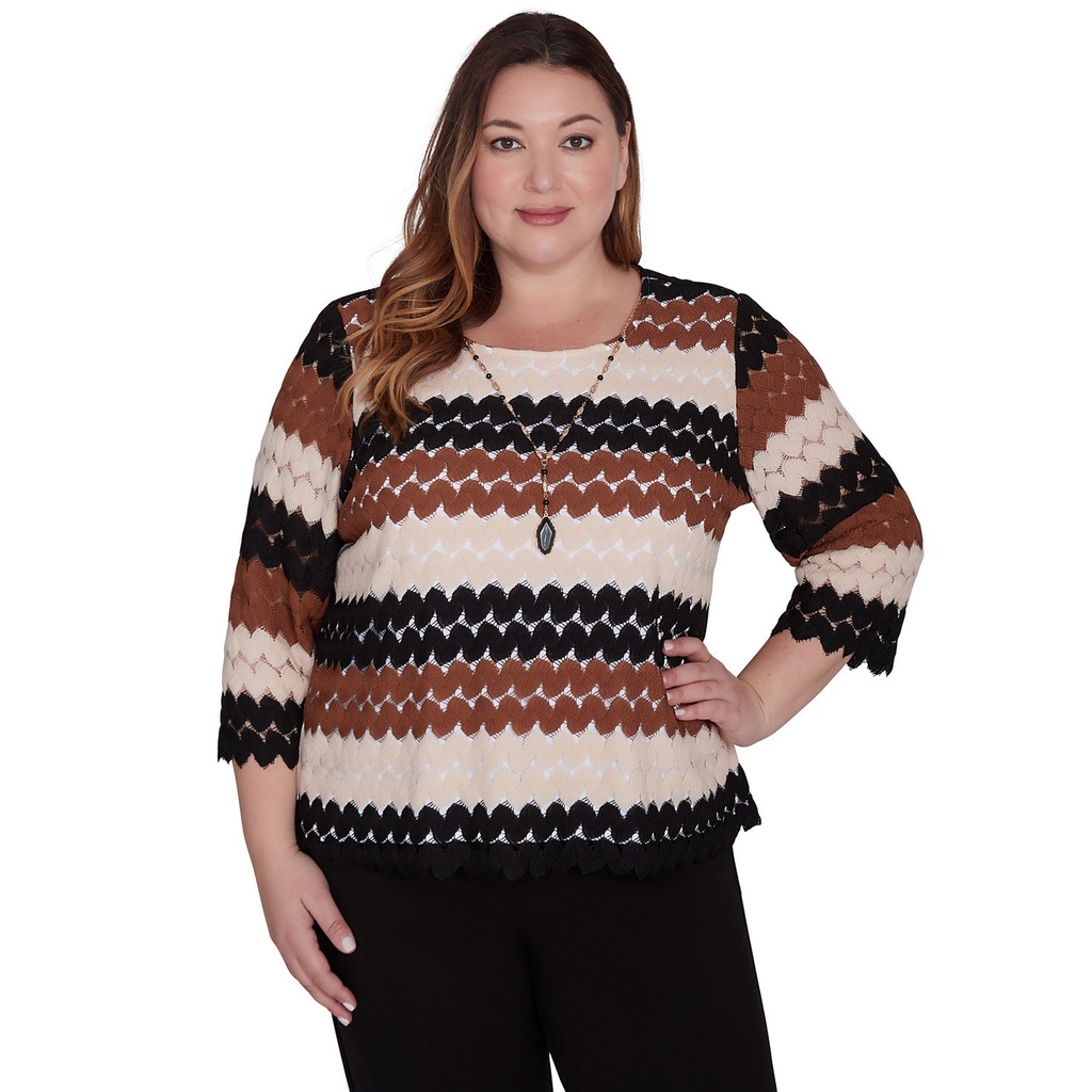 Blusa encaje texturizado con collar