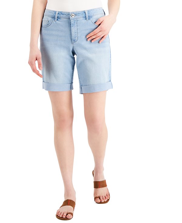 Bermudas de mezclilla enrolladas