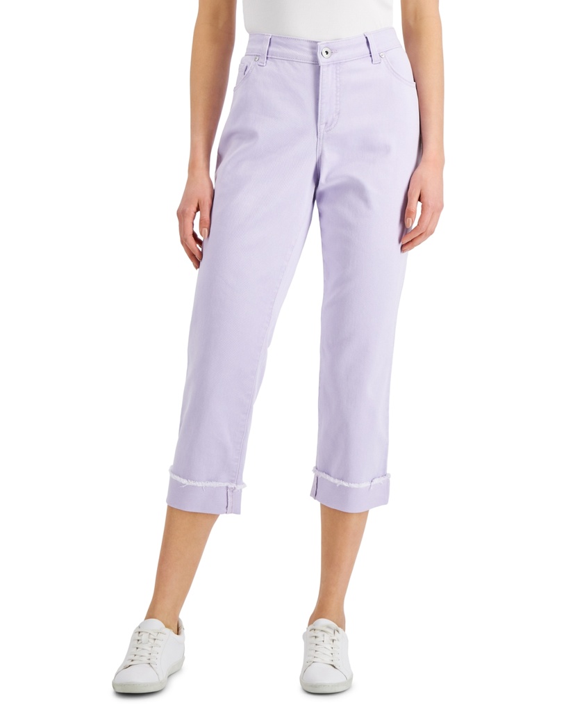 Jeans capri con dobladillo deshilachado