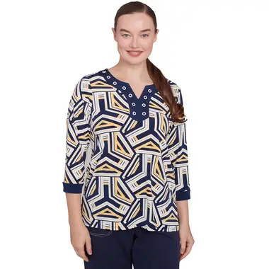 Blusa con ribete geométrico y ojales