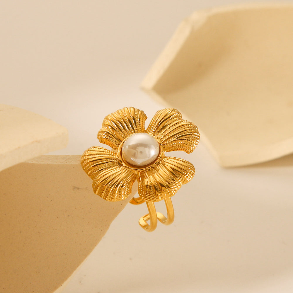 Anillo de flor y perla