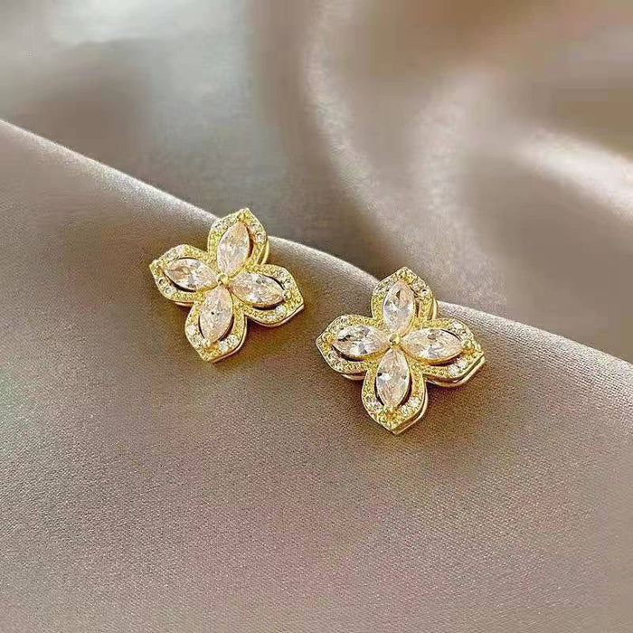 Aretes de trébol con diamantes