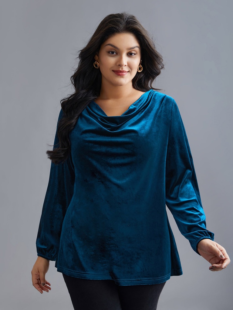 Blusa de terciopelo con cuello vuelto