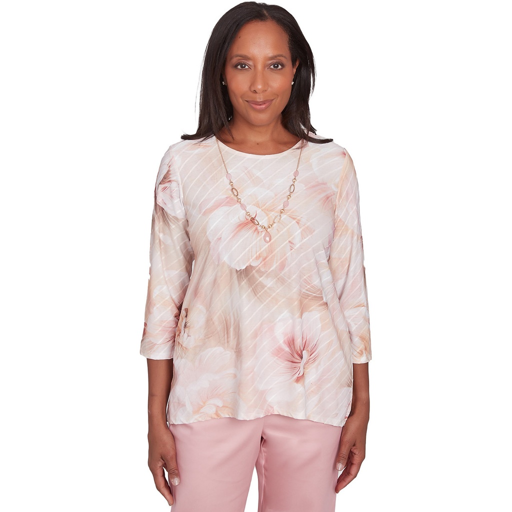 Blusa con flores de acuarela con collar