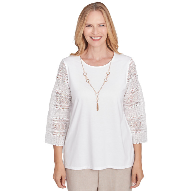 Blusa con mangas de encaje y collar
