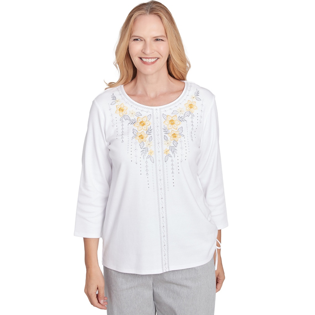 Blusa con ribete de bordado floral