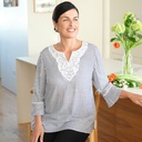 Blusa de rayas con escote bordado