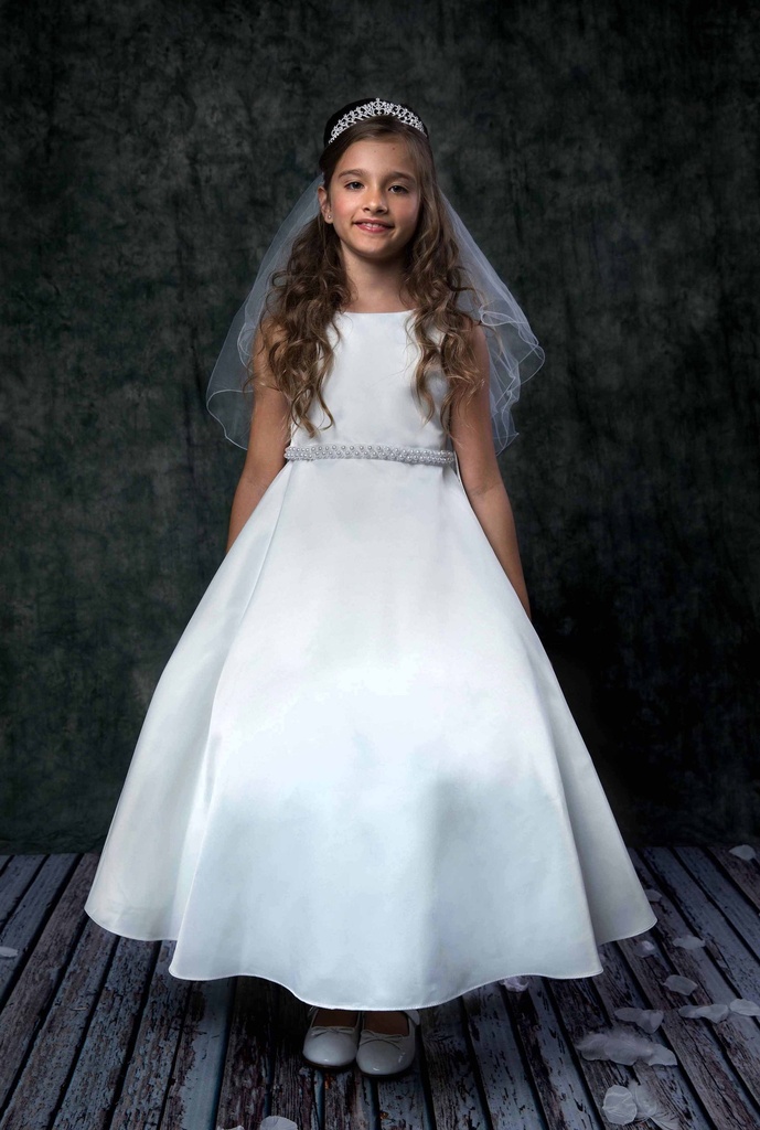 Vestido de satén con cinturón de perlas