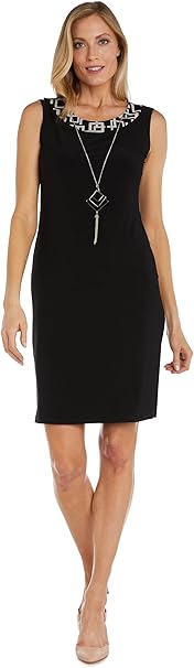 Vestido corto y cuello estampado