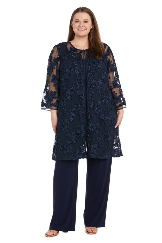 Traje pantalón con delicados bordados florales