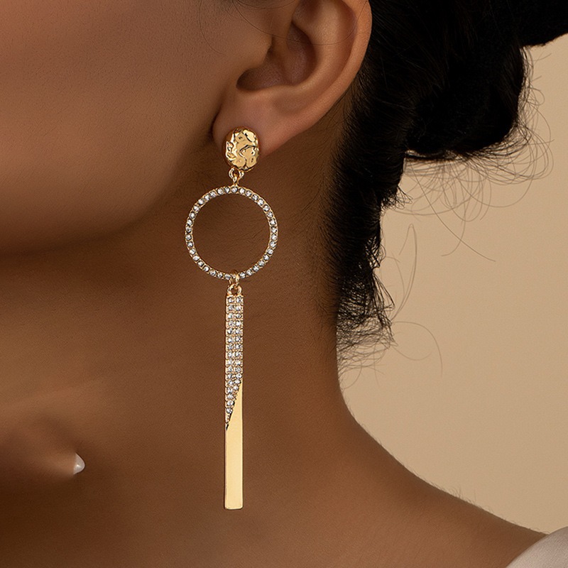 Aretes asimétricos con brillantes