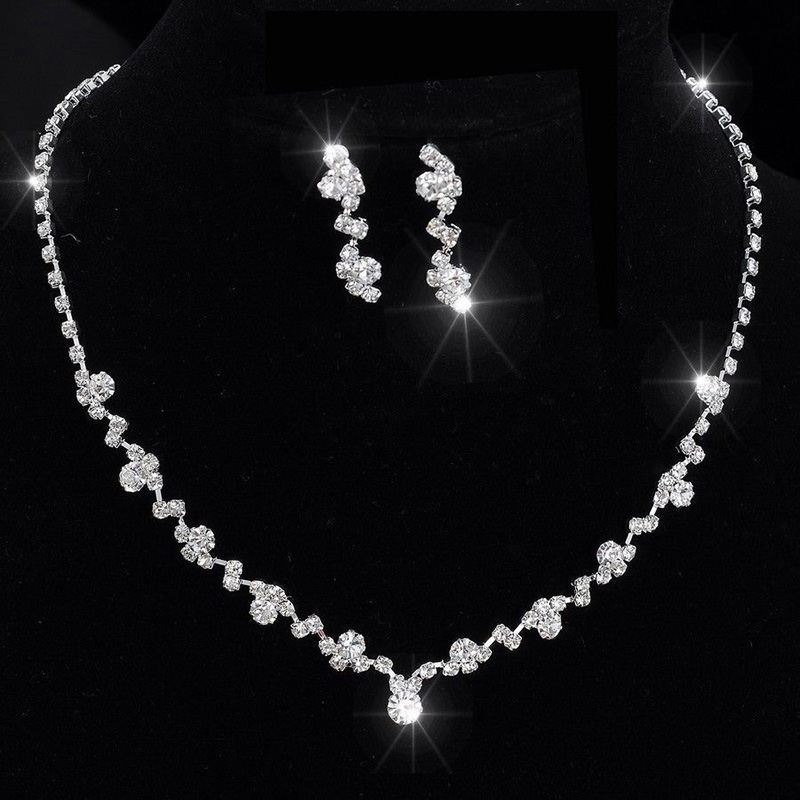Juego de collar con aretes brillante