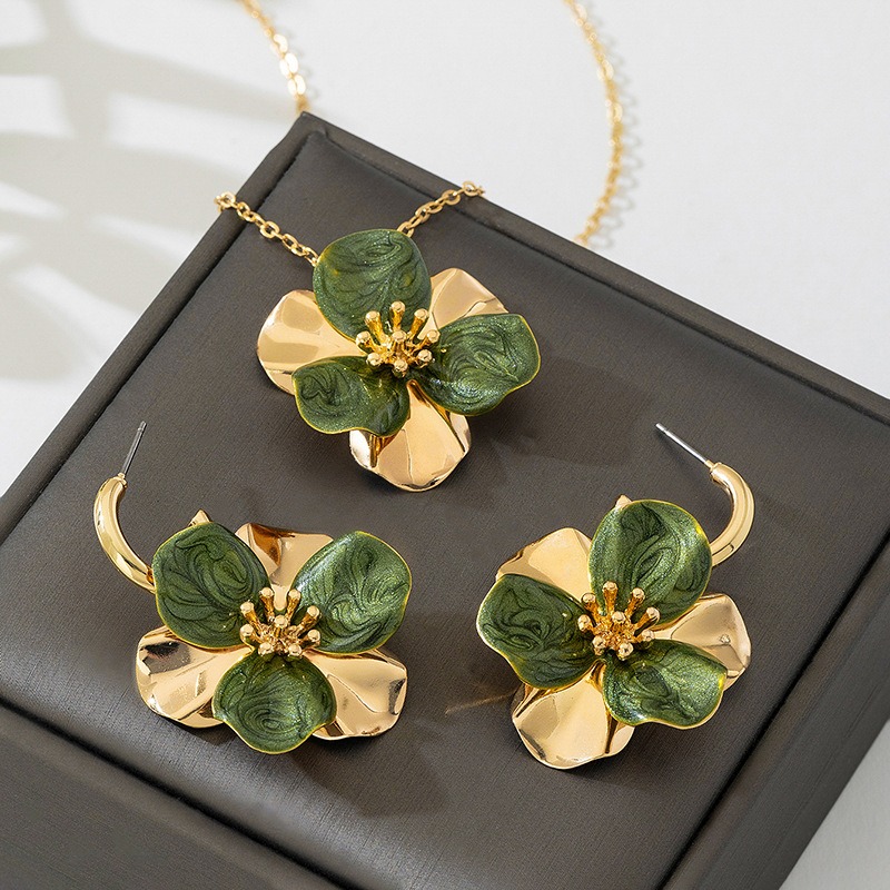Juego de collar con aretes florales