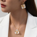 Juego de collar con aretes florales