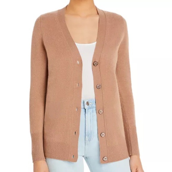 Cardigan liviano con cierre de botones