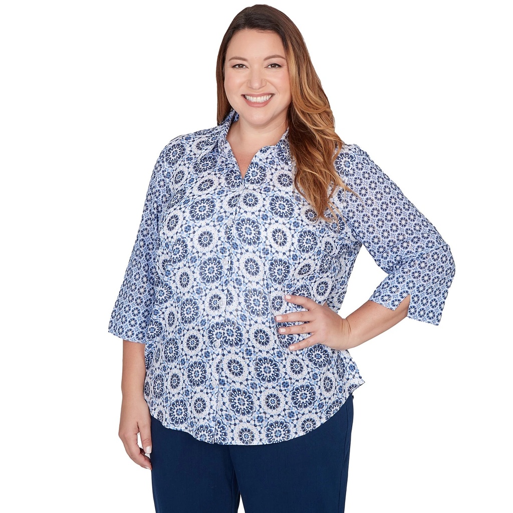 Blusa con estampado floral y mariposas. (copia)