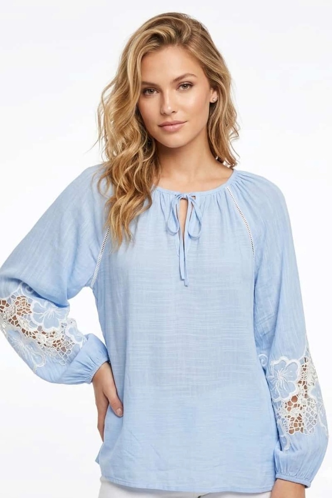 Blusa con detalles de encaje de ganchillo (copia)