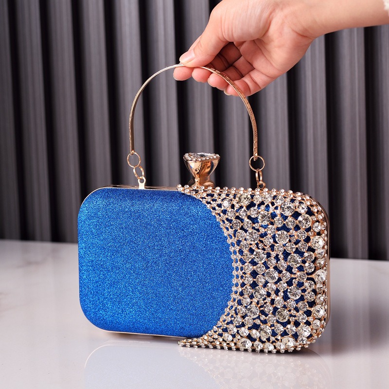 Bolso con asa y costuras de pedreria