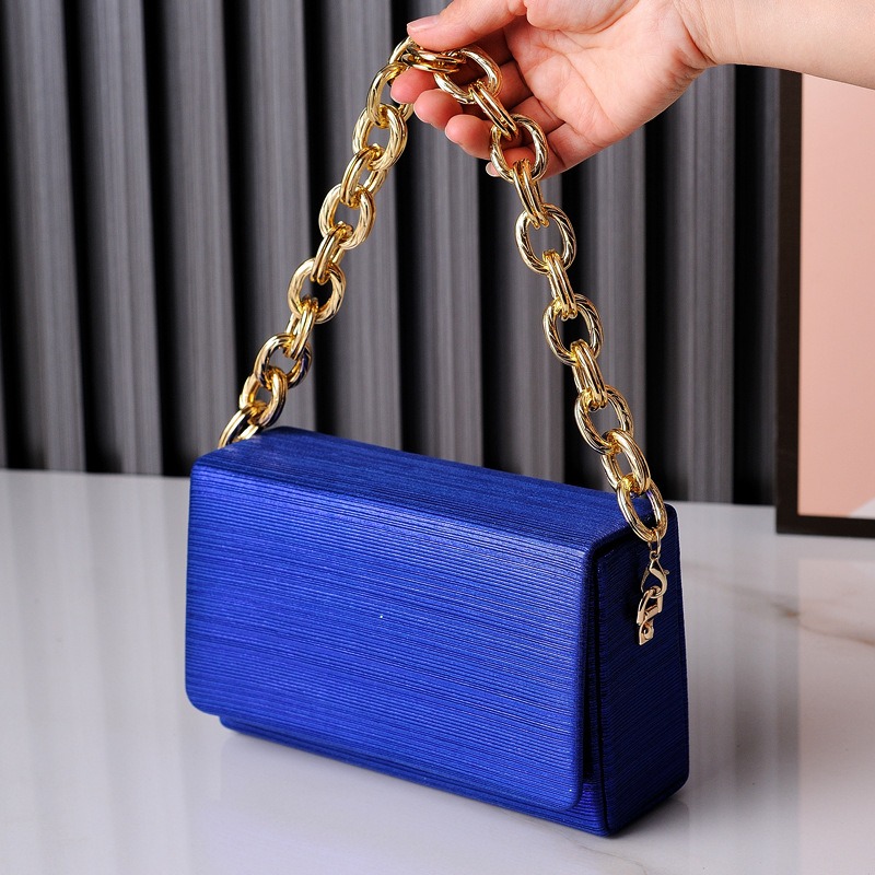 Bolso cuadrado con solapa y asa (copia)