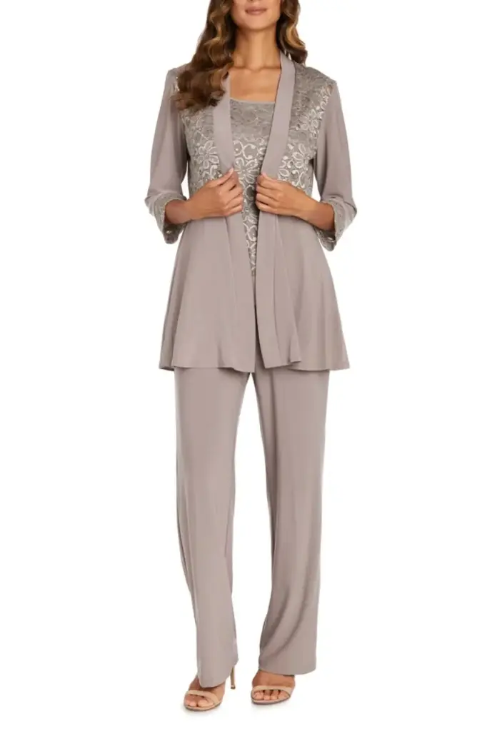 Traje de pantalón y chaqueta de encaje  