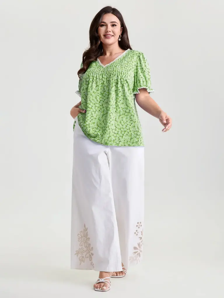 Blusa floral con ribete de encaje