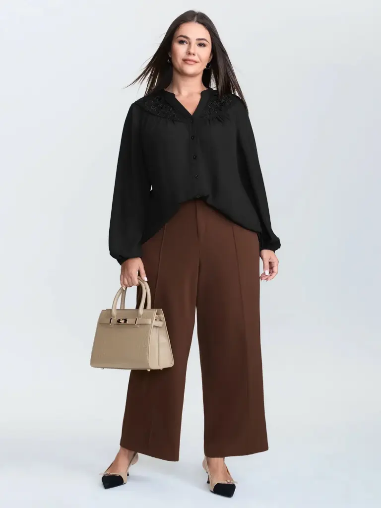 Blusa con escote bordado