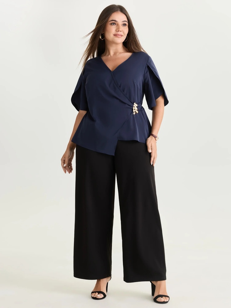 Blusa traslapada con hebilla refinada