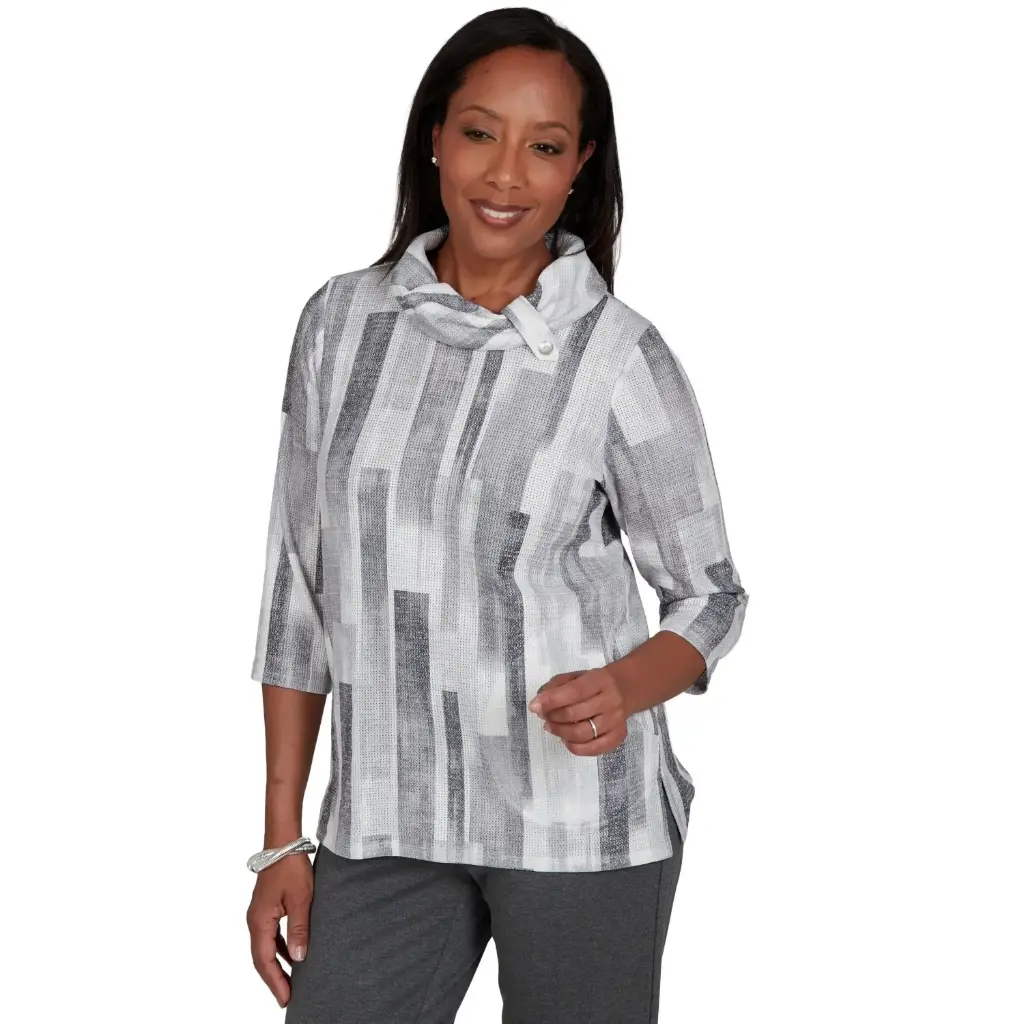 Blusa con cuello alto y textura de pinceladas