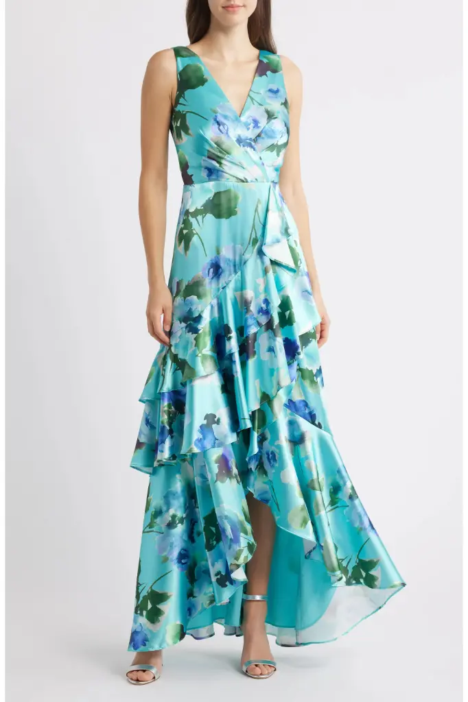 Vestido de satén con volantes asimétricos