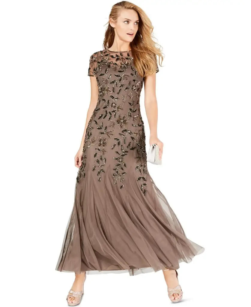 Vestido con bordados florales y cuentas