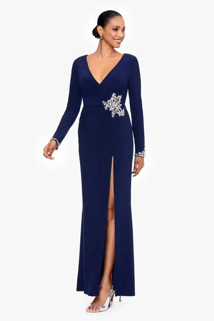 Vestido largo con cintura adornada 
