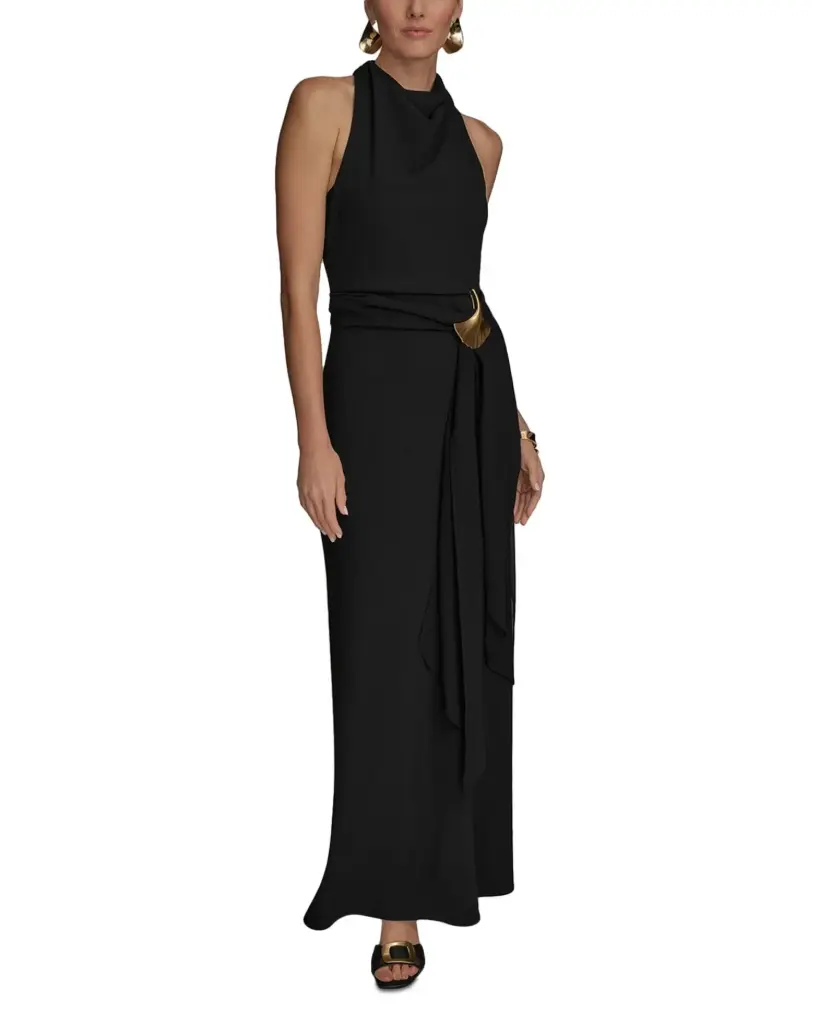 Vestido con cuello drapeado y cinturón.