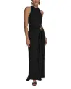 Vestido con cuello drapeado y cinturón.
