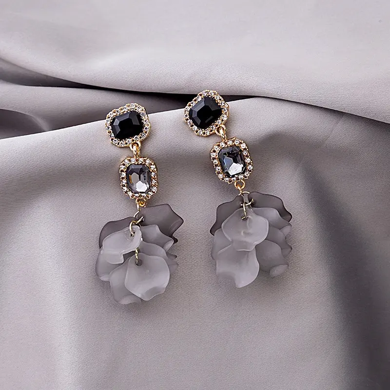 Aretes largos de flores y diamantes