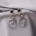 Aretes largos de flores y diamantes