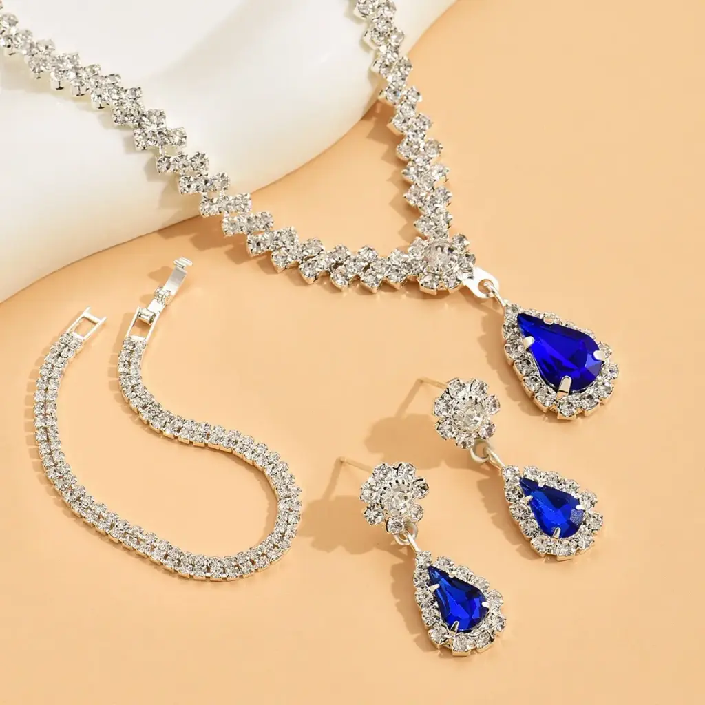 Juego de collar con aretes y pulsera  