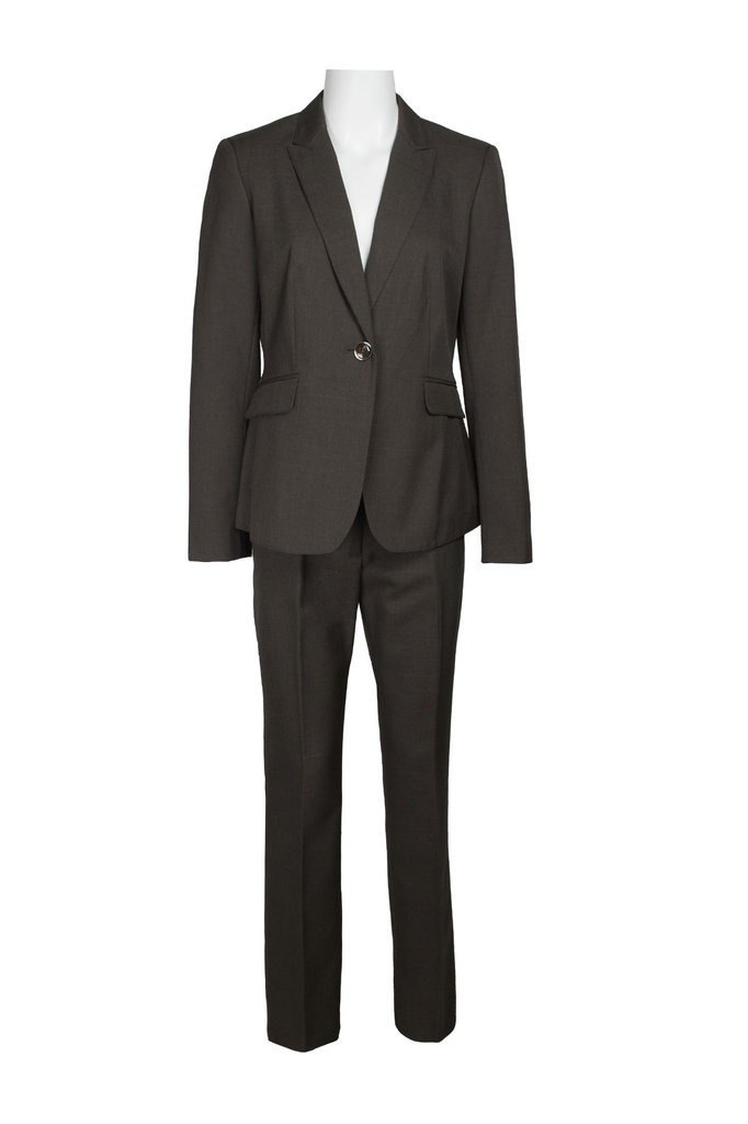 Traje de pantalón y saco con solapa