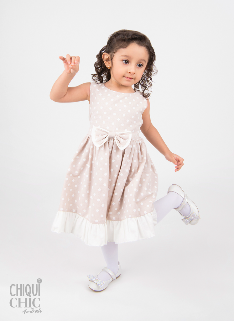 Vestido con estampado de puntos y moño al frente