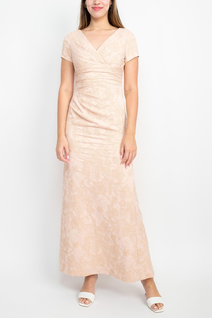 vestido largo con efecto bordado