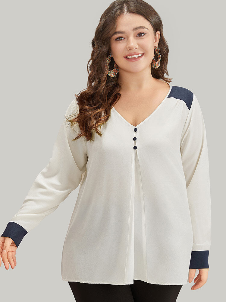 Blusa con detalle de botones y plisado