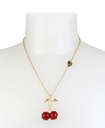 Collar con colgante de cereza pavé