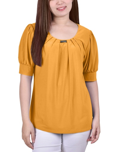 Blusa con detalle en el escote