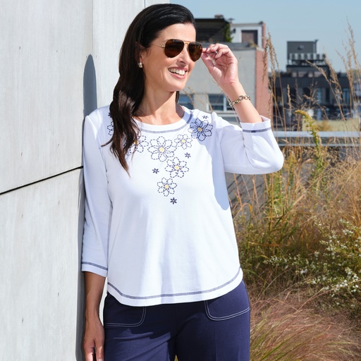 Blusa con escote de bordado floral