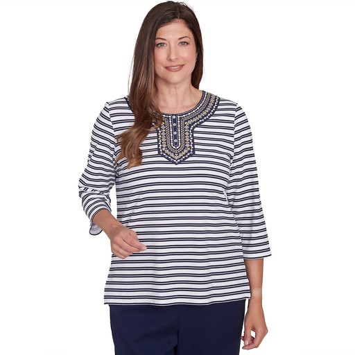 Blusa a rayas con escote bordado