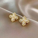 Aretes de trébol con diamantes